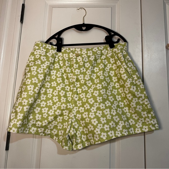 ASOS DESIGN shorts in green daisy print | NEW - Picture 3 of 4
